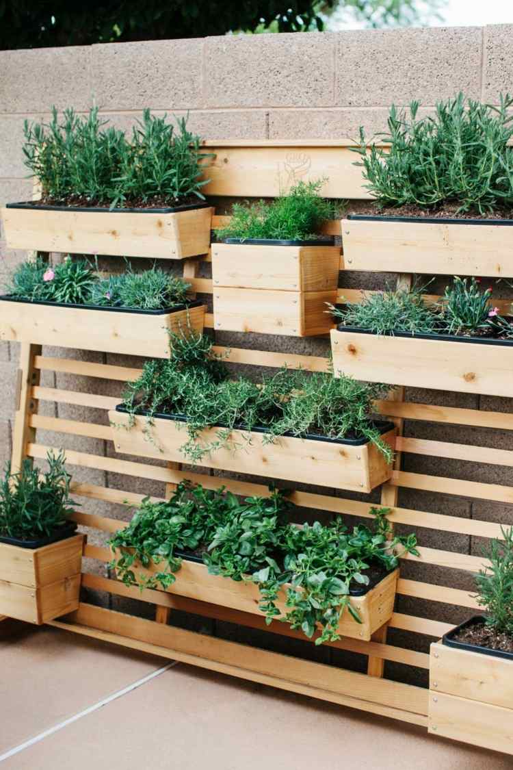 Lutande trähylla för terrassen - designa kala väggar med växter