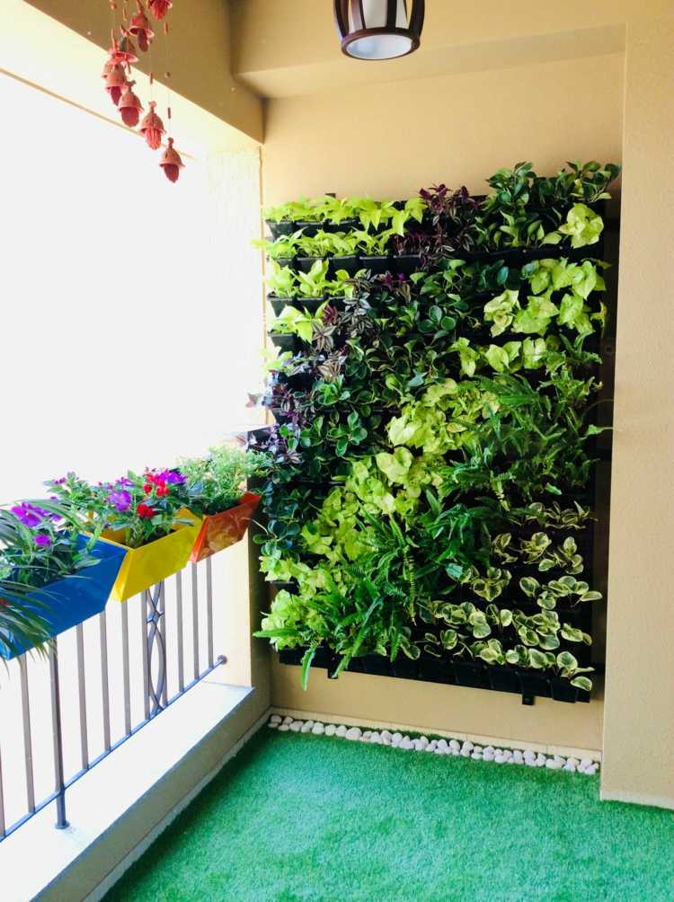 Skapa ett intressant mönster med växternas färger - dekorera en väggnisch på balkongen