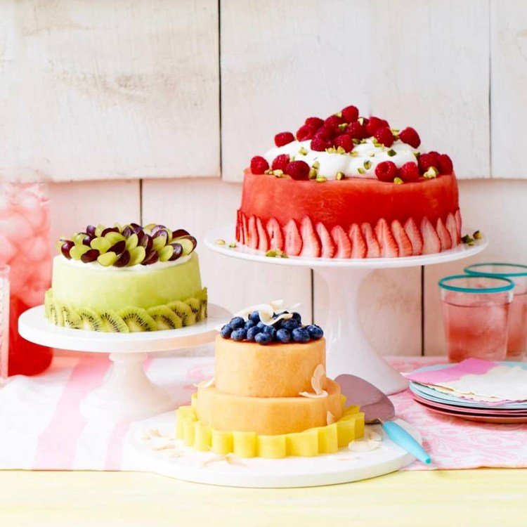 Idéer för kaka gjord endast av frukt - vattenmelon och honungsmelon som bas, dekorerad med små frukter