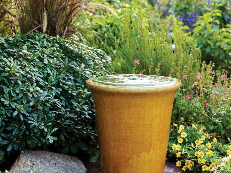Vattenfunktionen skapar en harmonisk atmosfär i trädgården