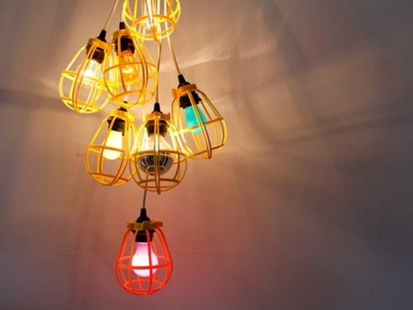 ljuskrona-glödlampor-industriella-lampor-gul-röd-lampa-ljus
