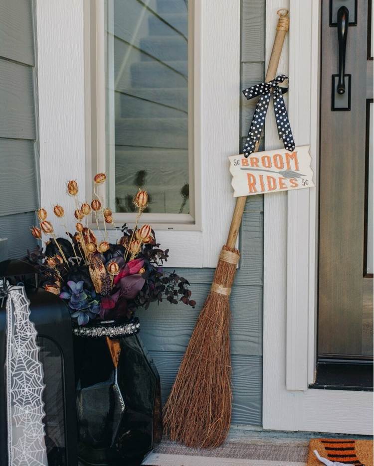 Rustik kvast kombinerat med en Halloween -bukett för verandan eller terrassen