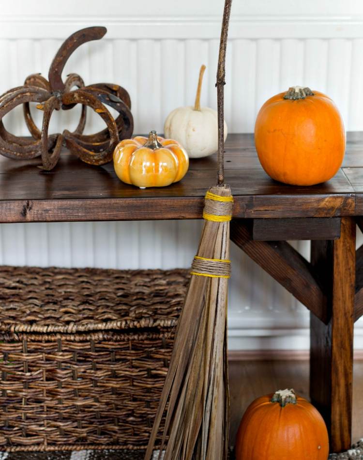 Häxkvast tinker med palmblad - kreativt hantverk och dekoration idé för hösten och Halloween