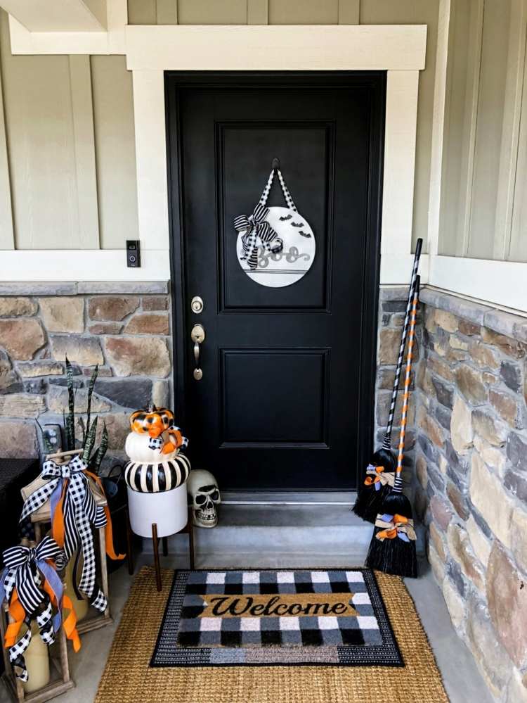 Idé till Halloween -dekorationen på ytterdörren på verandan