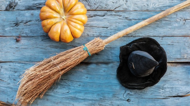 Tinker häxkvast - Enkla instruktioner för en DIY -kvast som en Halloween -dekoration