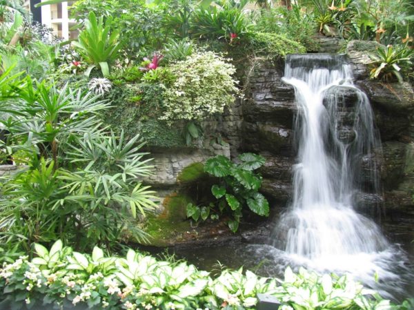 litet vattenfall trädgård design