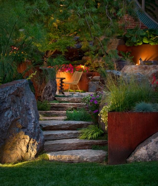 Trädgårdsljus lyser upp trappor sten hög vägg