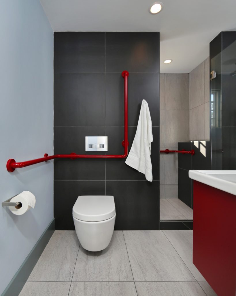 Badrum i grått rött golv Inredning av en lägenhet Idéer levande trender