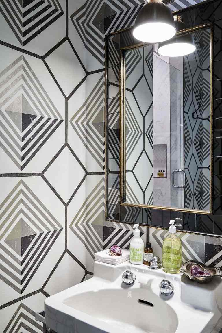 Badrum i grå grå kakel mönster vägg spegel möbler idéer levande trender