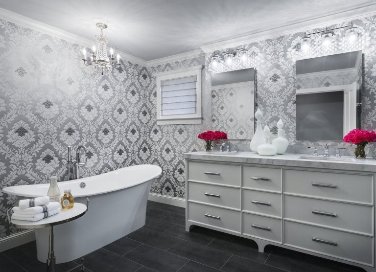 Badrum i grå tapet i badrumsskåpet badkar väggspegel Levande trender