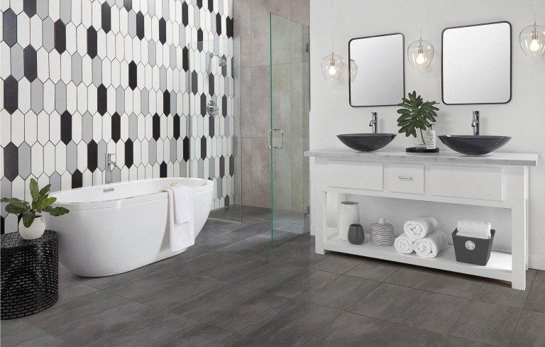 Badrum i grå och vit modern inredning badkar golv kakel handfat levande trender
