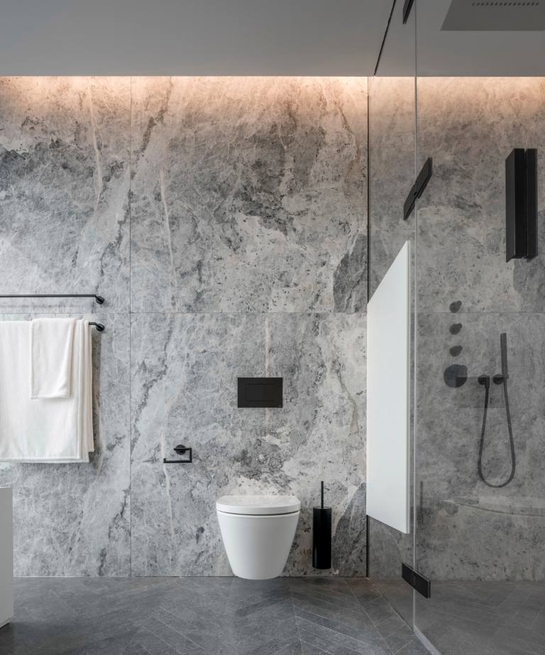 litet badrum i grå betong ser minimalistisk inredning trend design idéer