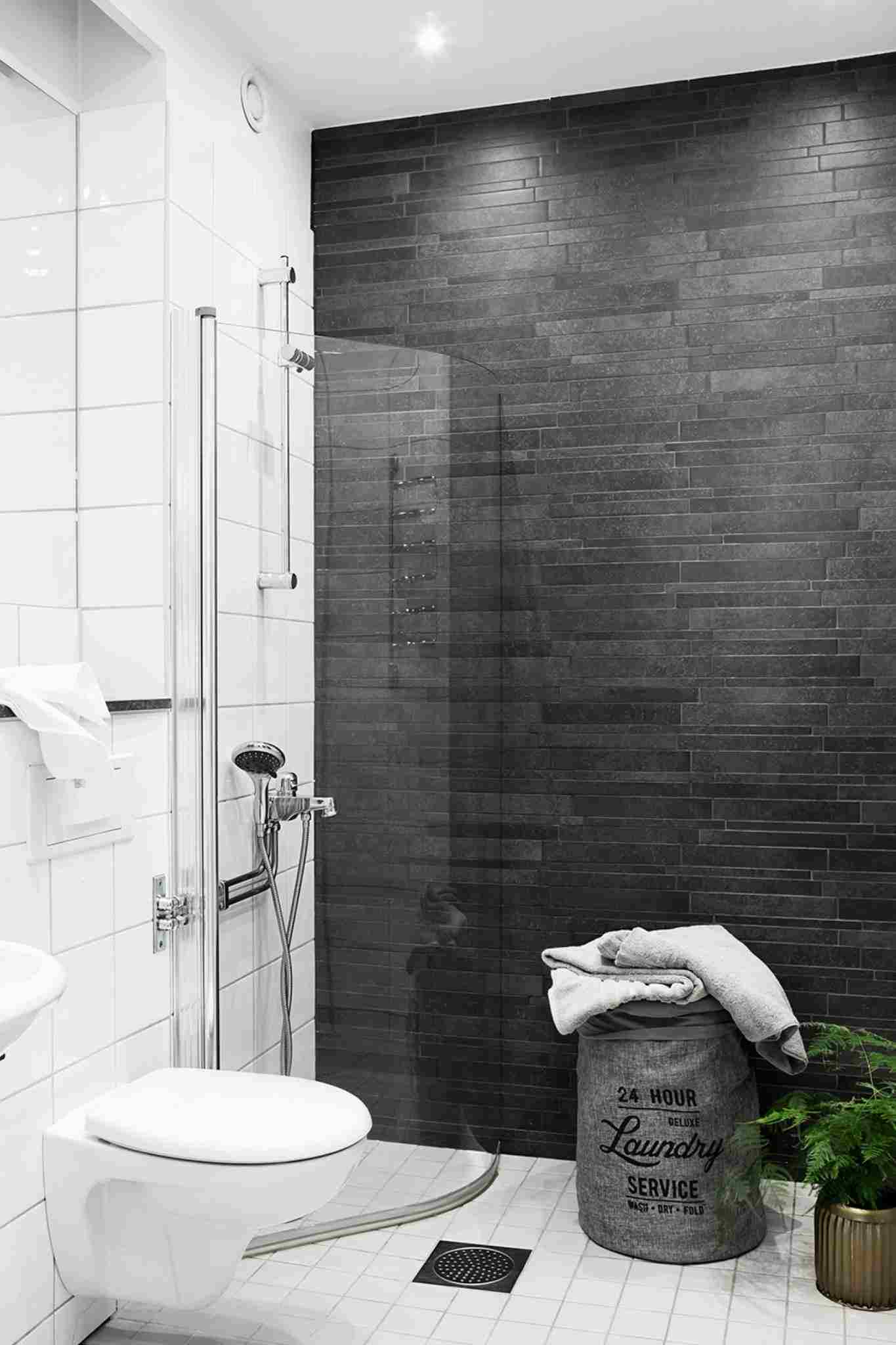 Badrum i grå liten duschkabin tvättkorg som inrättar idéer för små rum