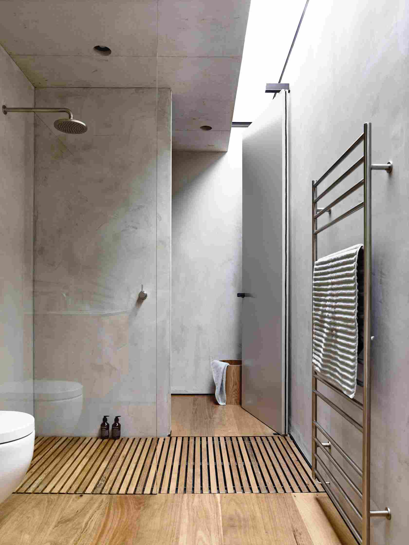 Badrum i grått modernt trägolv trender dusch design levande trender 2019