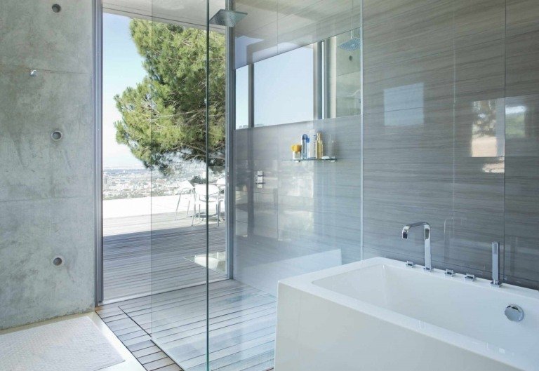 Badrum i grått modernt vitt badkar terrass design levande trender