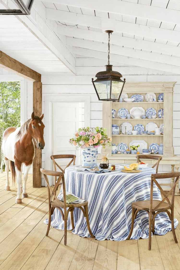 matsal lantlig stil modern inredning blå vita trästolar rustik lägenhet