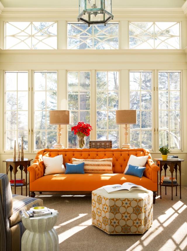 Hemstil soffpall soffa orange färg glasad vägg