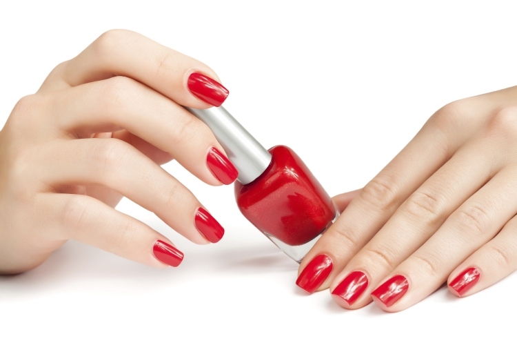 Hur man målar naglarna korrekt, tips-röd-spik