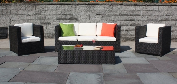 Terrass med snygga lounge möbler polyrattan mörkgrön orange