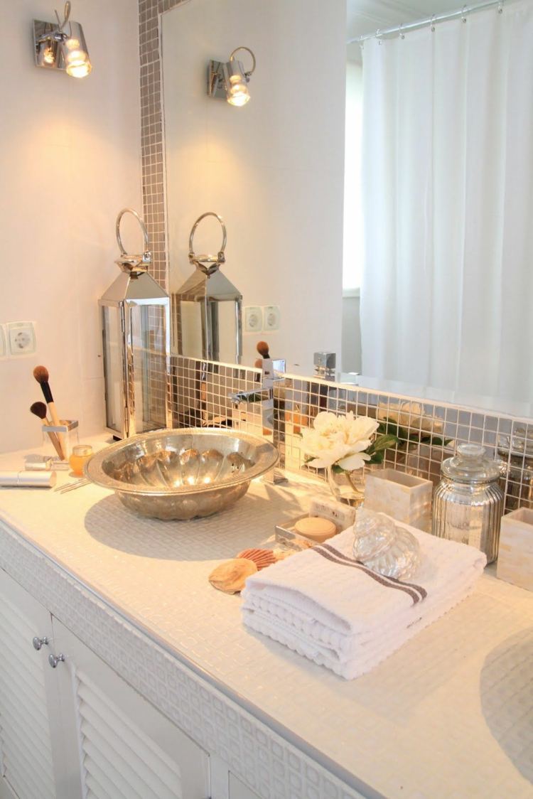 Spegelplattor badrum självhäftande rengöring lägenhetsinredning idéer