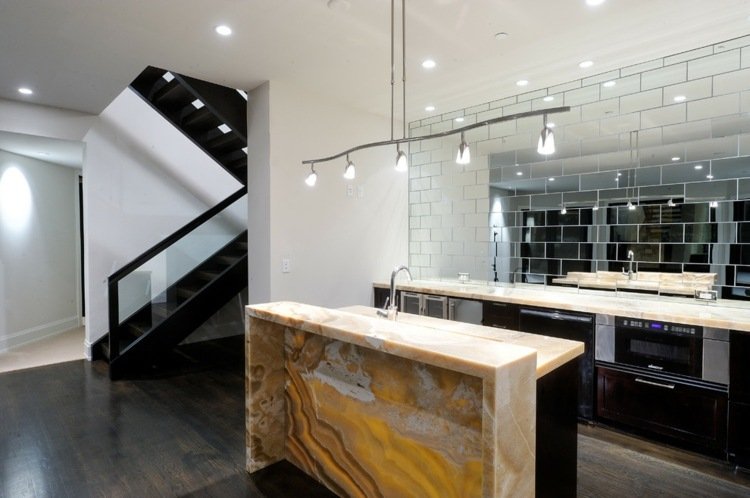 Lägenhet med spegel kakel design kök keramik ö modern interiör