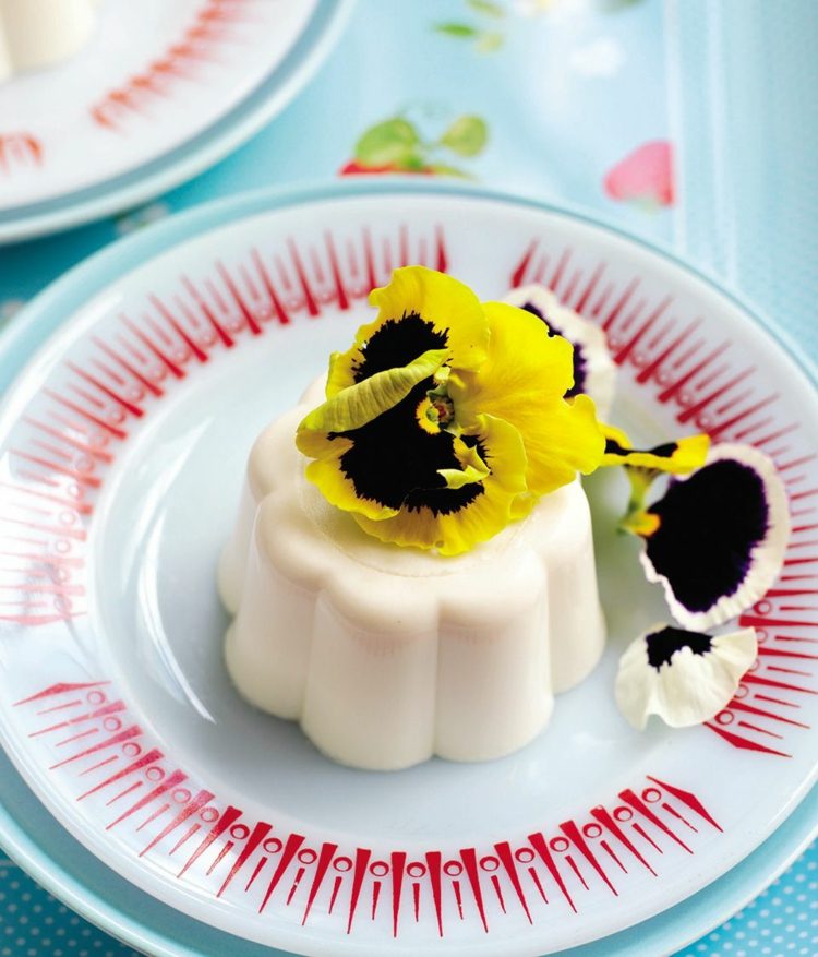 Förbered Blancmange Pudding Cream i en form och servera med ätbara blommor