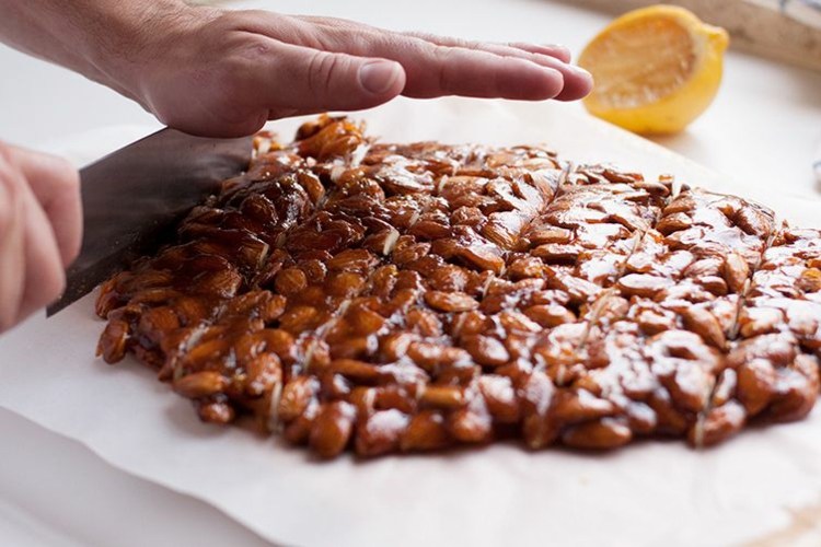 Gör ditt eget spröda recept för att skiva nötter spröda mandlar
