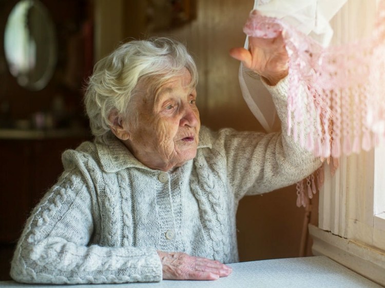 För äldre är isolering och brist på rutin värre än infektionsrisken