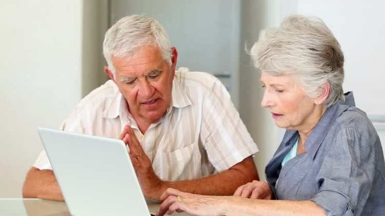 Lär morföräldrar hur man använder datorer för att hålla kontakten och informeras