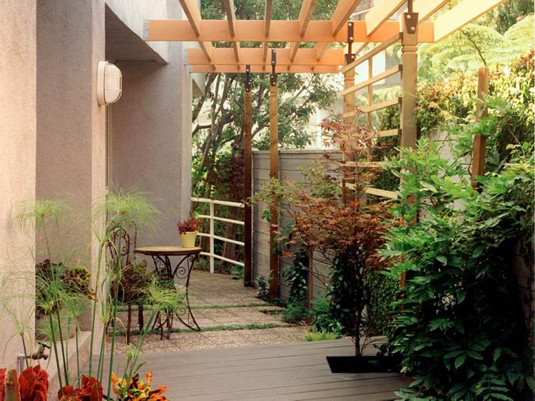 självbyggd-trädgård-staket-sekretess-skärm-trä-pergola-frodig-plantering-trädgård väg