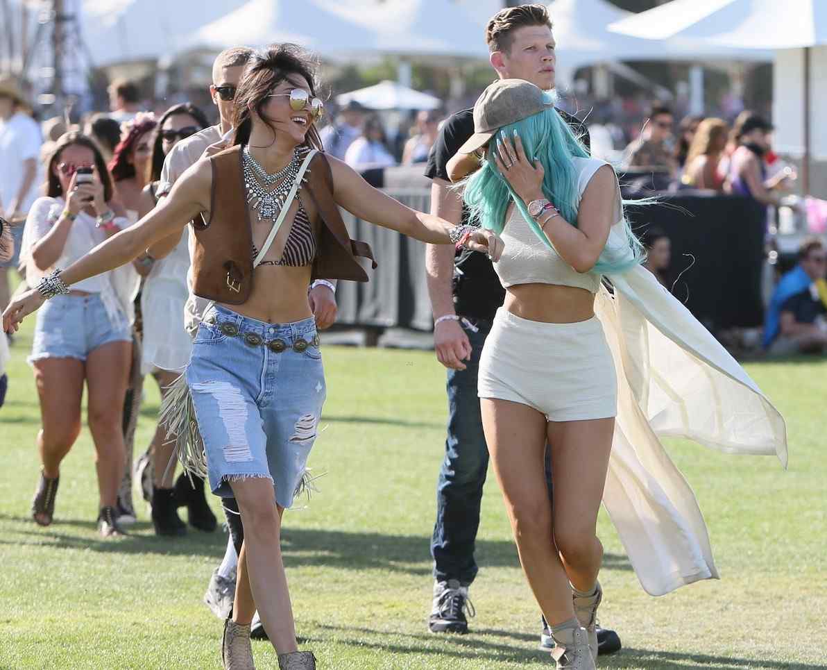 Långväst kombinera Kylie Jenner outfit Coachella boho look modetrender