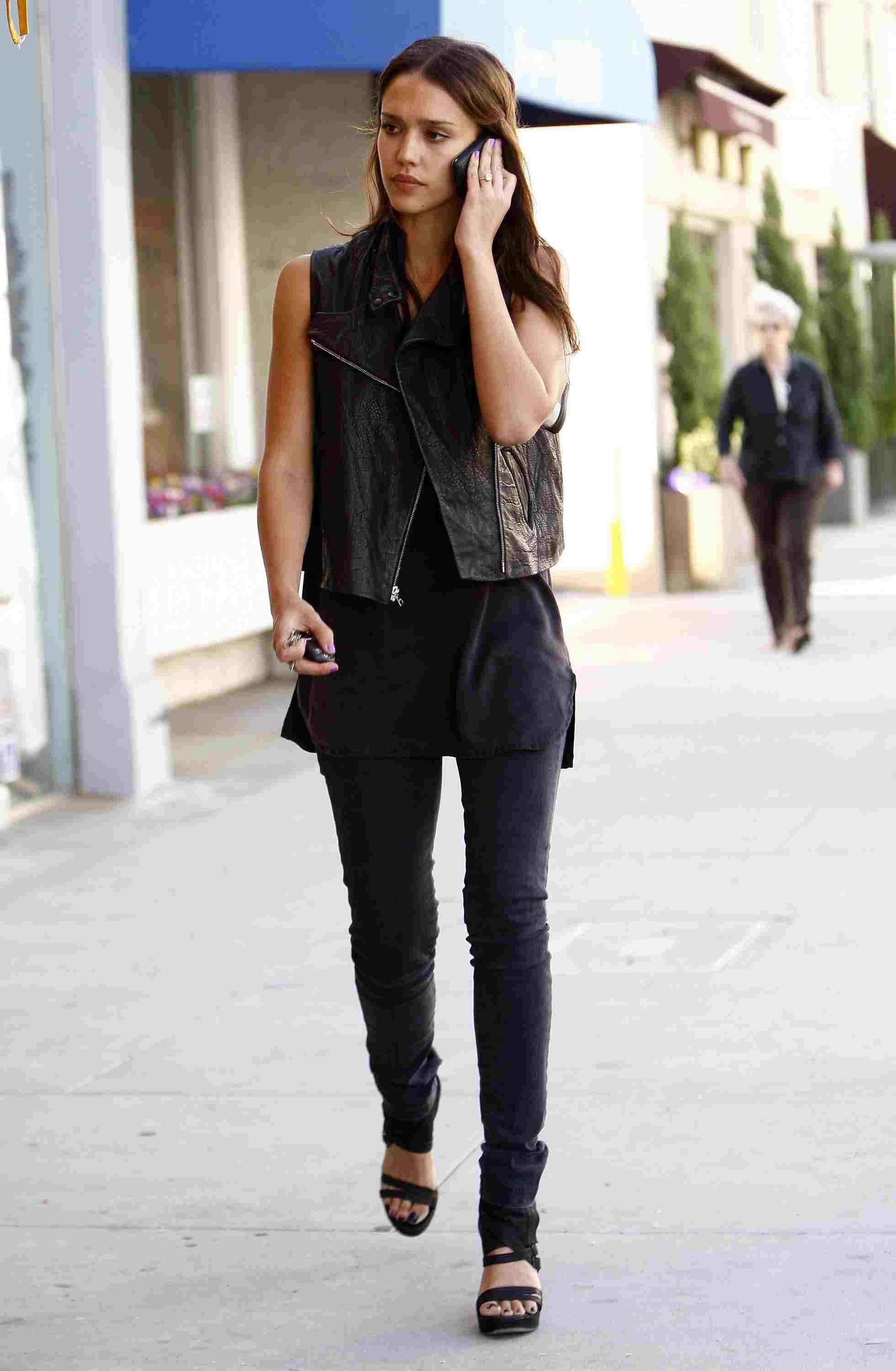 Läderväst kombinerar Jessica Alba outfits svarta skinny jeans sandaler sommar