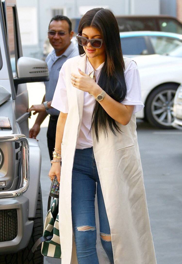 Långa vita västar kombinerar Kylie Jenner -outfits med tunna jeansmodetrender