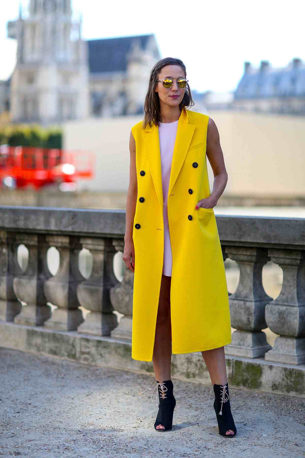 Långväst gul kombinera eleganta miniklänning pastellfärgade fotled stövlar runda solglasögon