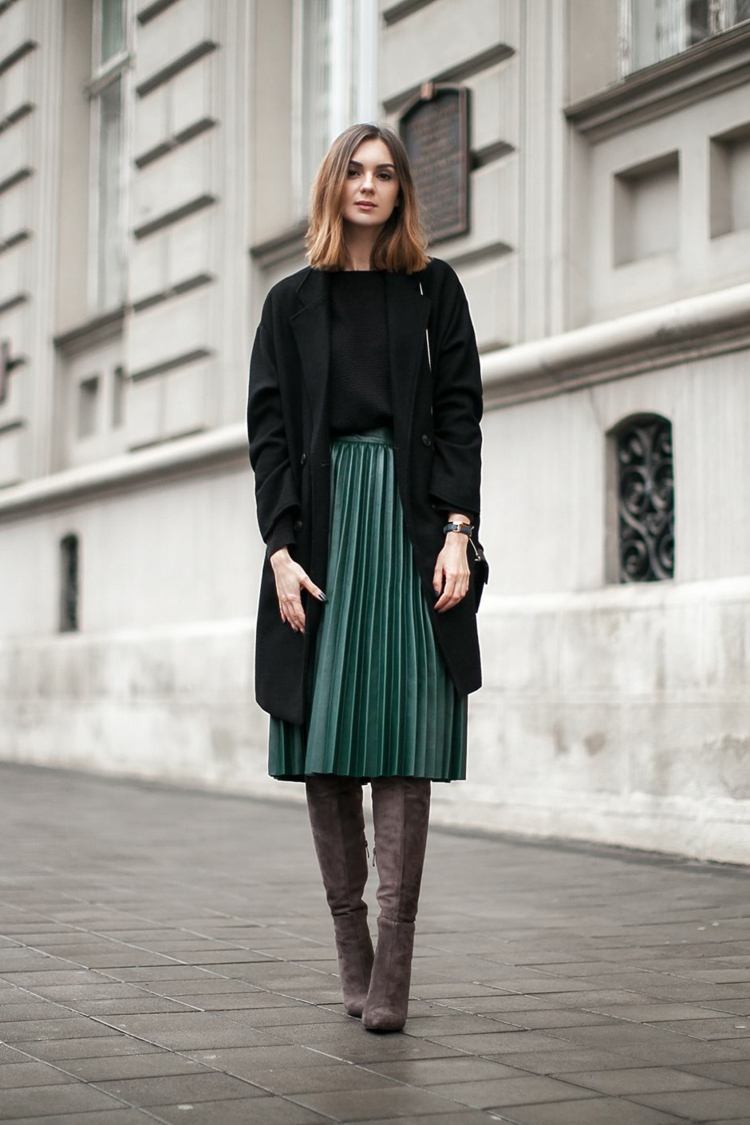 Plisserad kjol kombinerar vinterstövlar i mocka med stylingidéer