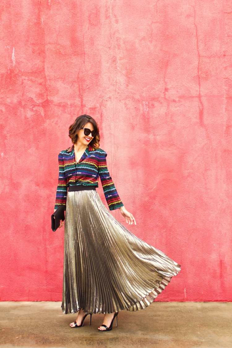 Maxi veckad kjol kombinerar bröllopsoutfitidéer färgglada skjortblusar högklackade sandaler
