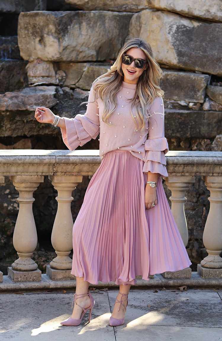 Plisserad kjol kombinerar rosa blus höga klackar fall outfit outfit idéer blont hår