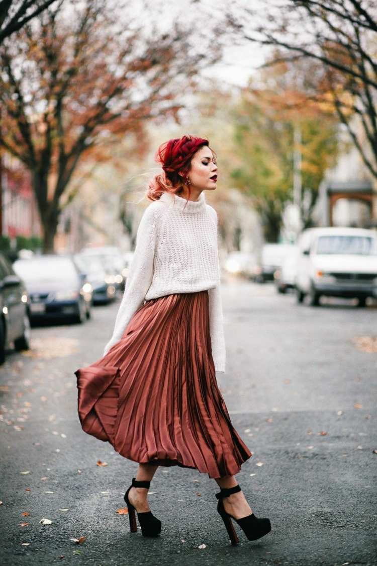 Plisserad kjol kombinera stickad tröja överdimensionerade höga klackar fall outfit outfit idéer rött hår