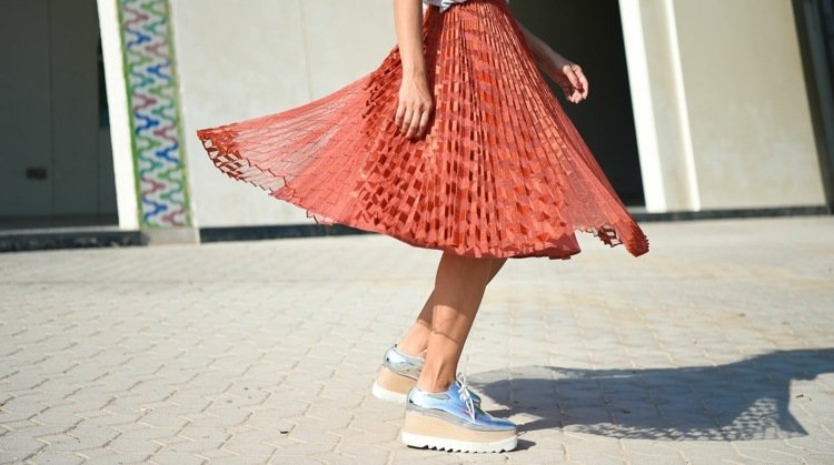 Plisserad kjol kombinerar i sommar platå sneakers silver modetrender kvinnor