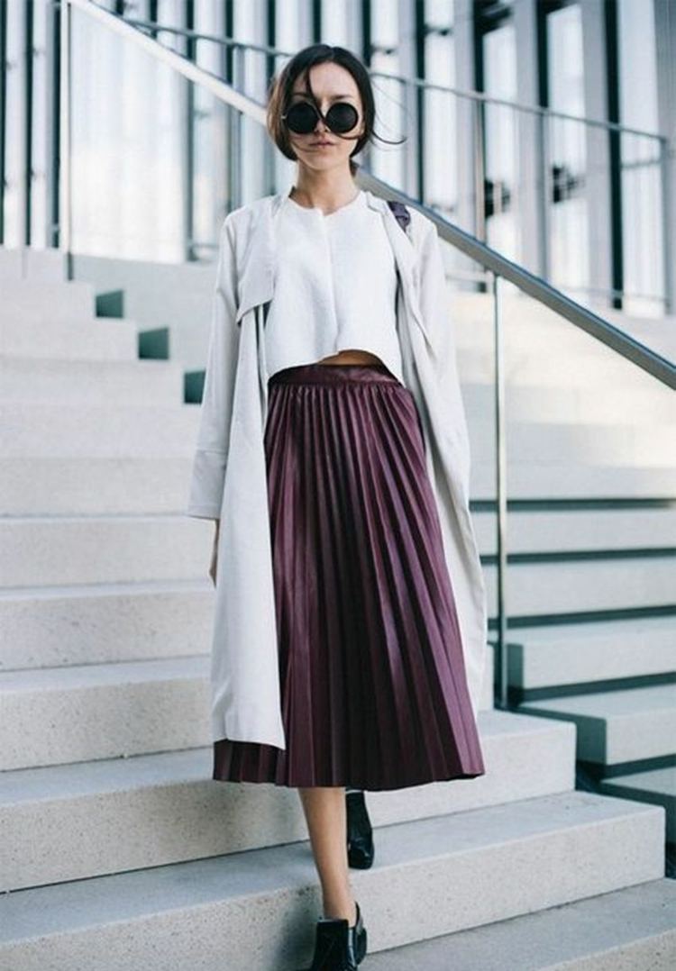 Plisserad kjol kombinerar höst trenchcoat solglasögon trender outfit idéer