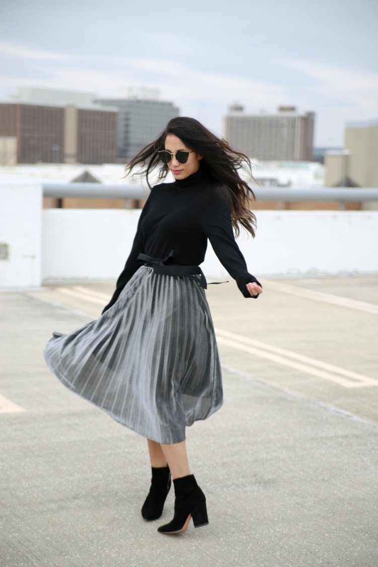 Plisserad kjol kombinerar höst ankelboots svart tröja outfit idéer