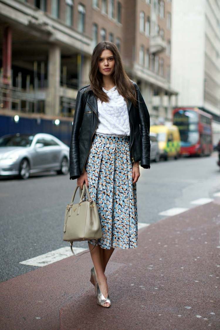 Midi veckad kjol kombinera plattformssandaler läderjacka läderväska beige modetrender