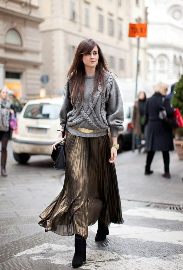 Plisserad kjol kombinerar metalliskt utseende grå stickade tröja ankelboots höstmodetrender