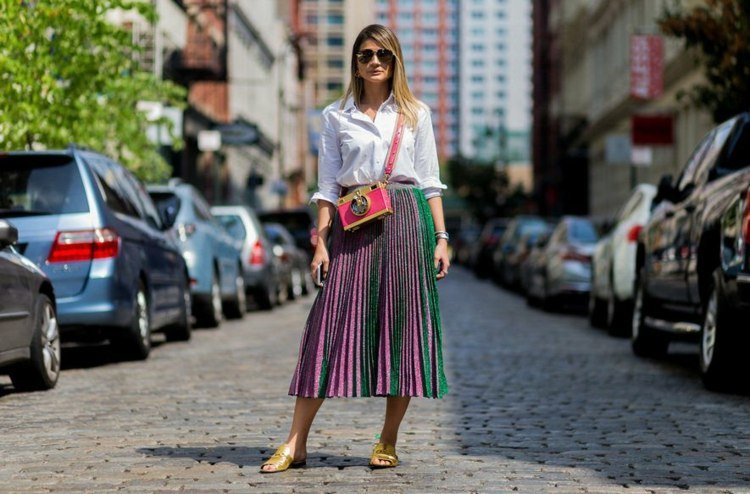 Midi veckad kjol kombinerar sommar sandaler vit skjorta blus outfit idéer modetrender