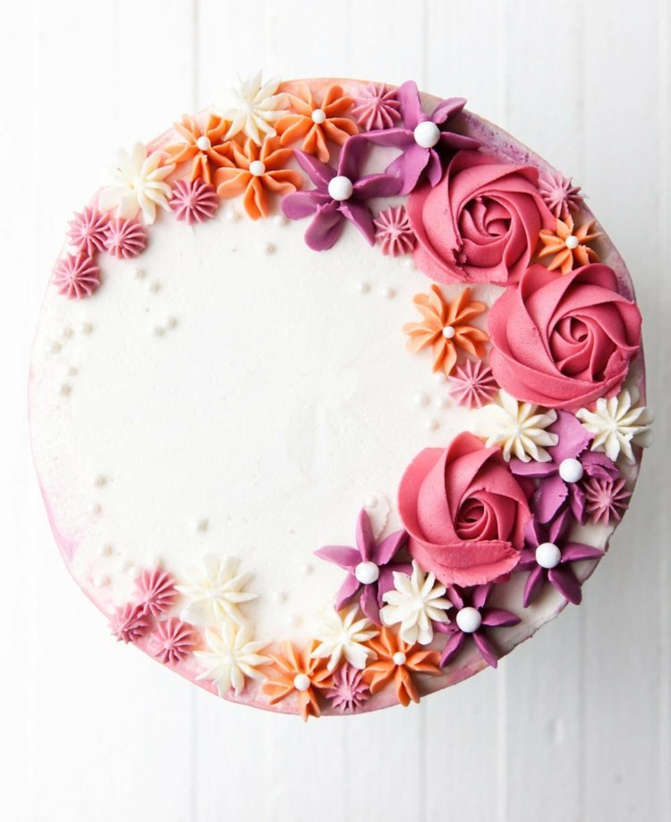 Skapa olika blommor för att dekorera kakan med olika munstycken