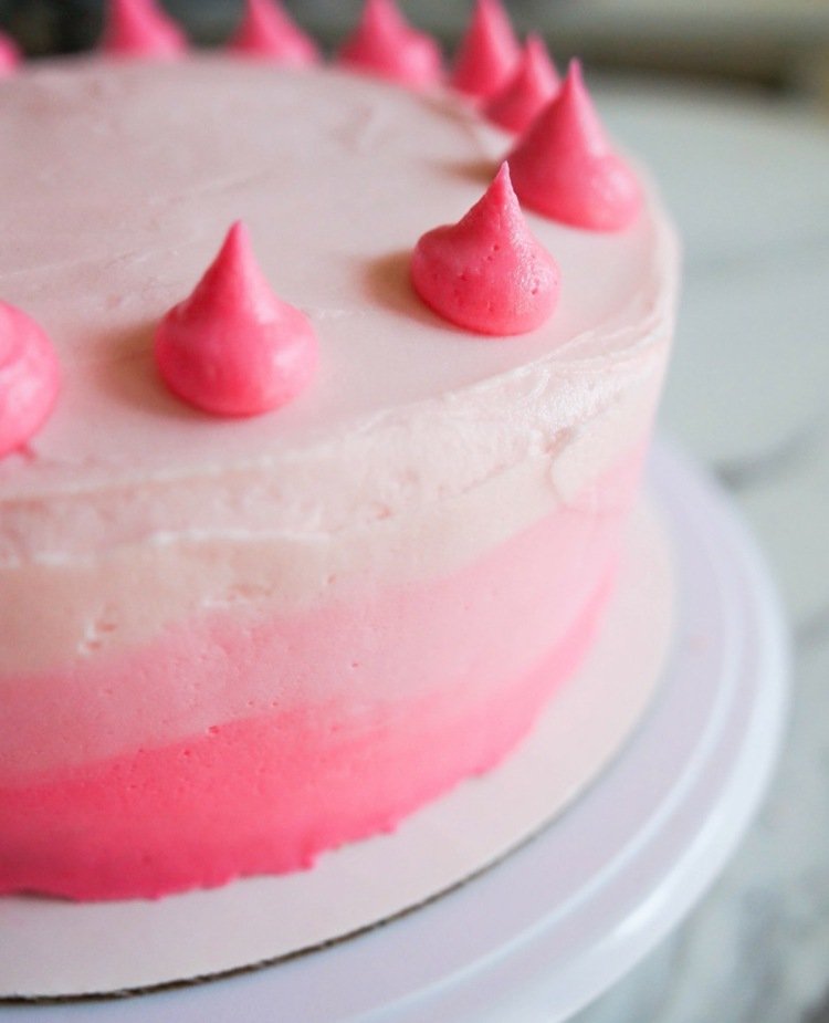 Rosa ombre -tårta med rosa droppar som dekoration