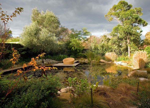 romantisk trädgård damm trädgård fontän rotting möbler lantlig stil