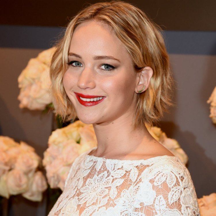 Jennifer Lawrence sminkar djupa ögon med röda läppar