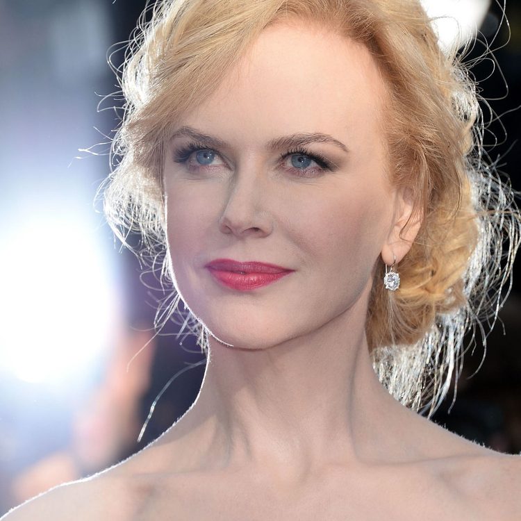 Från 40, lägger Nicole Kidman grått smink för hängande ögonlock