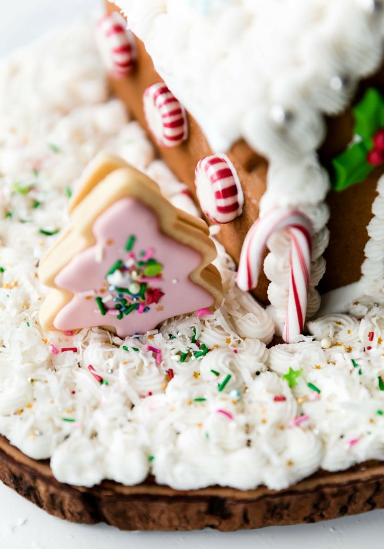 Julgranformade kakor som dekoration för pepparkakshus